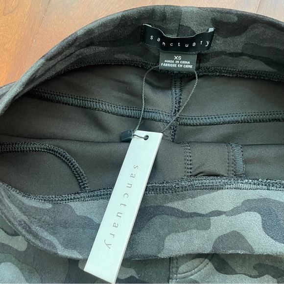 NWT Sanctuary Runway Ponte Leggings with Pockets in Forest Camo in XS - Picture 4 of 5